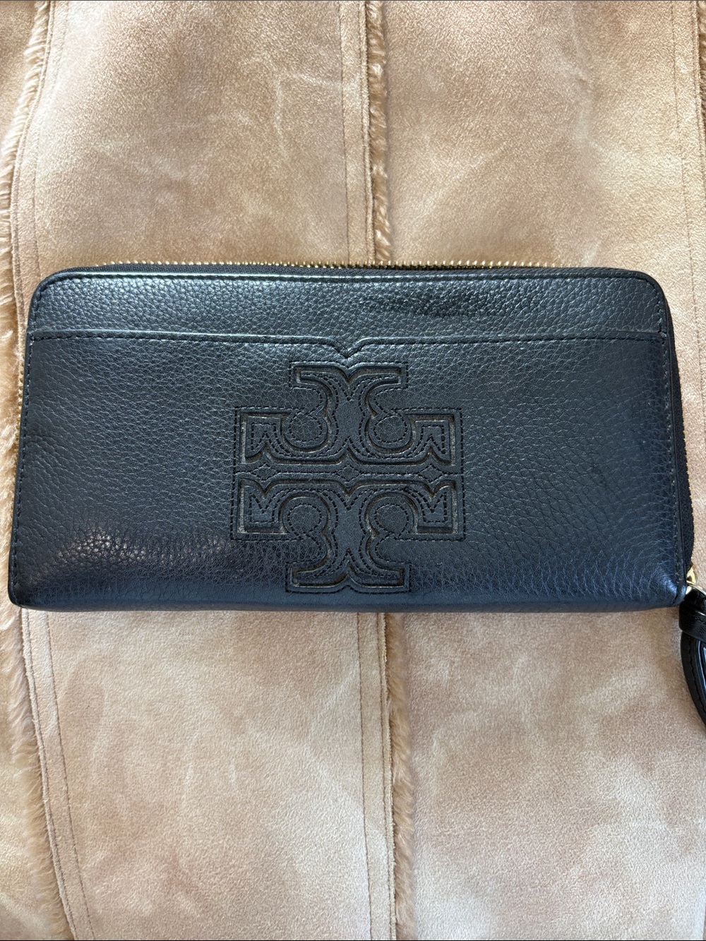 Tory Burch Black Pebbled Leather Zip Wallet with Embossed Logo good condition .